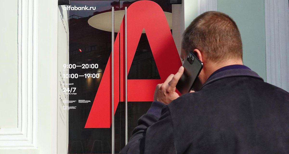 Вкладчики Альфа-банка и ВТБ жалуются на перевод валюты в рубли ниже курса ЦБ