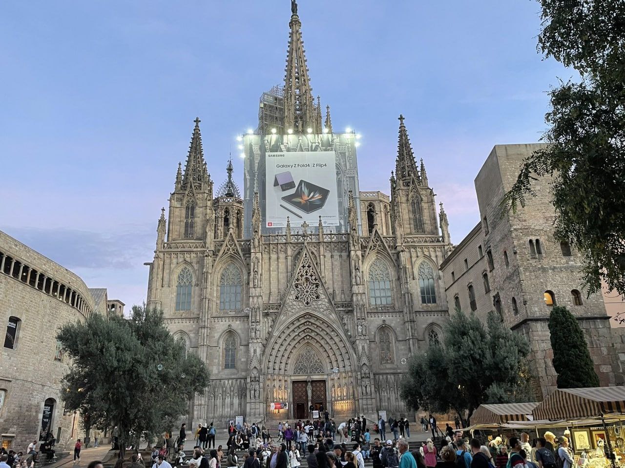 Странная наружка Samsung в Барселоне на Соборе Святого Креста превратилась в мем