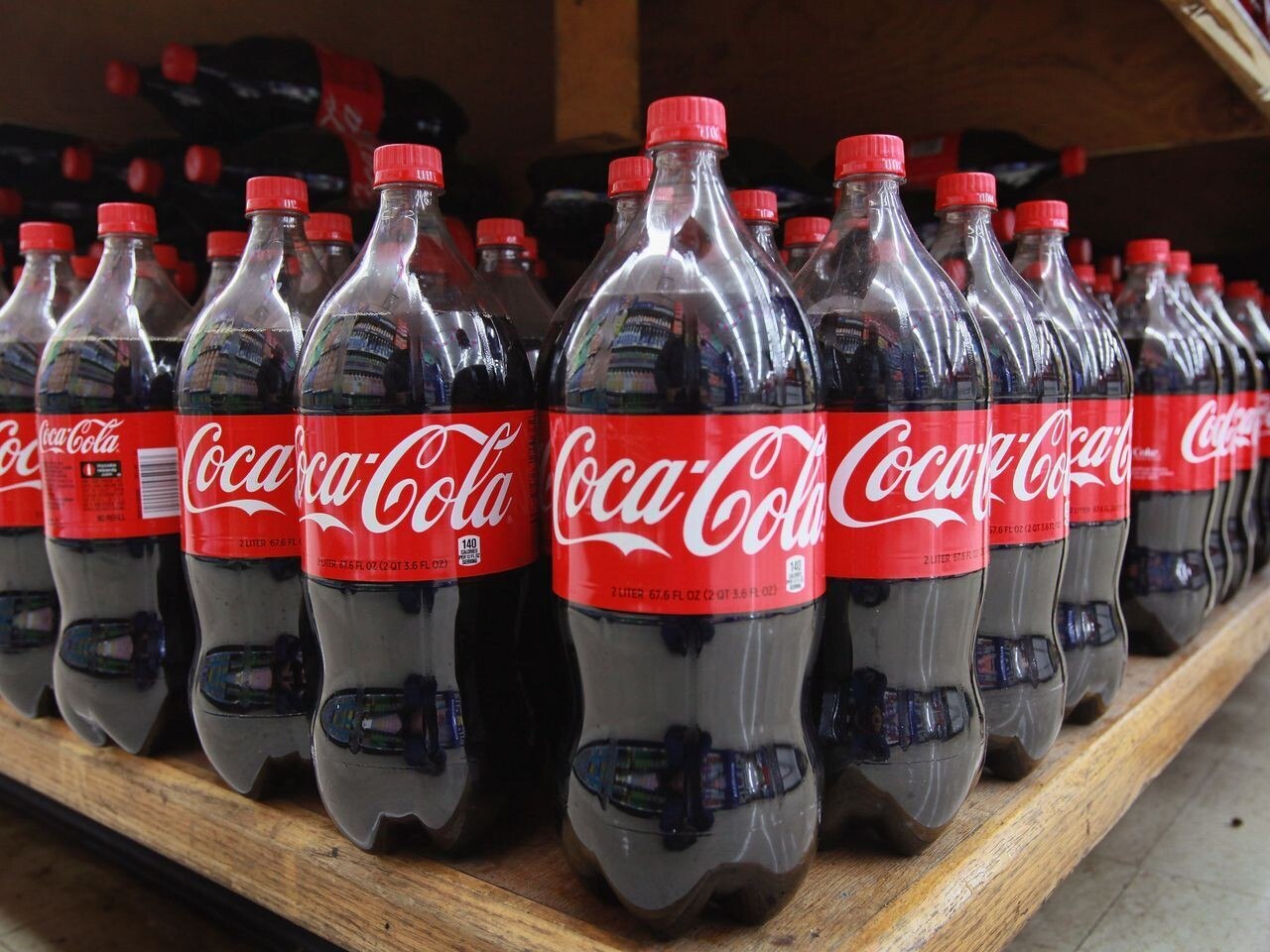 Роспотребнадзор начал проверку после сообщений о продажах «подозрительной Coca-Cola»