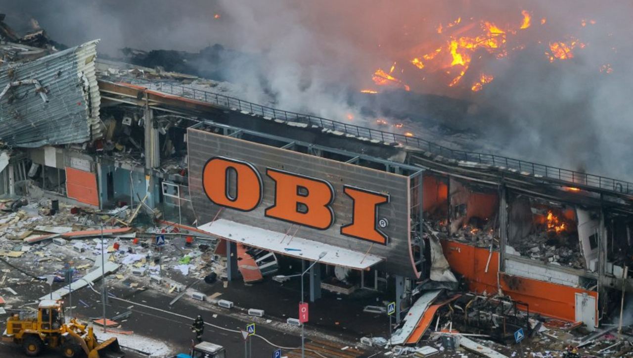 Крупный пожар в гипермаркете OBI в ТЦ «Мега Химки»