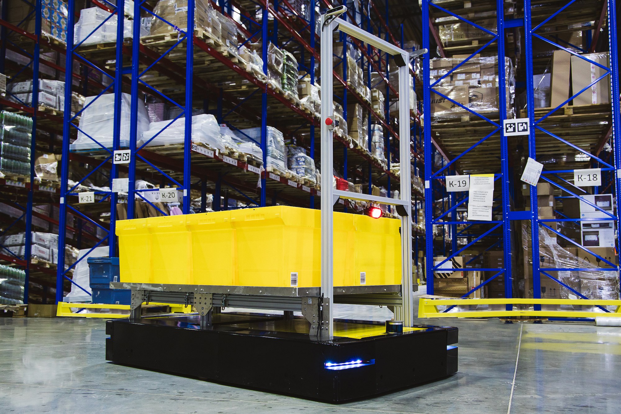 «Яндекс» начал тестировать робота собственной разработки для перемещения товаров на складе.