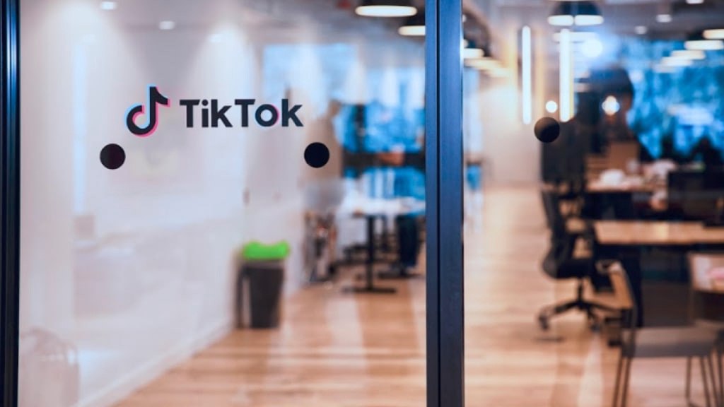 TikTok в России сократил большую часть сотрудников, узнал Forbes. Уволить могли до 500 человек