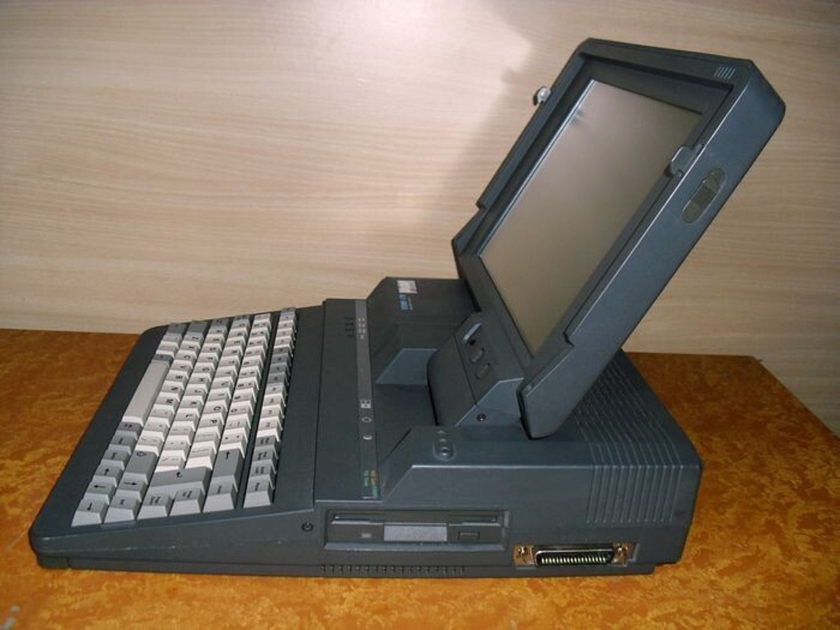 Японский Amstrad ALT-386SX — ноутбук из 1988 года