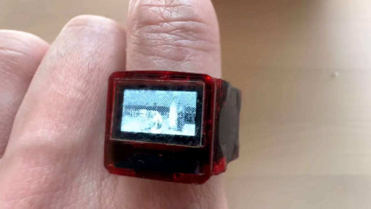 Инженер Джеймс Браун из Новой Зеландии изготовил кольцо с экраном, на котором можно запустить Doom