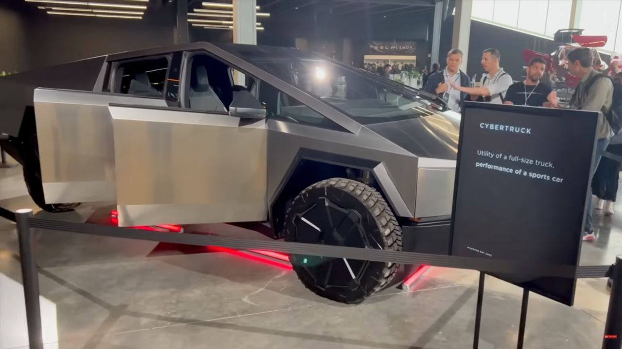 На мероприятии для инвесторов Tesla показала предсерийный прототип электрического пикапа Cybertruck