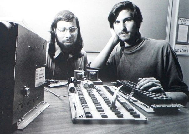 Компания Apple была основана 1 апреля 1976 года. 47 лет назад