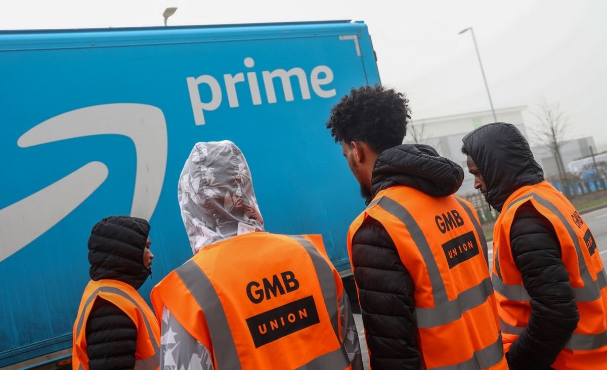 Около 700 работников склада Amazon в британском Ковентри подали заявку на организацию профсоюза