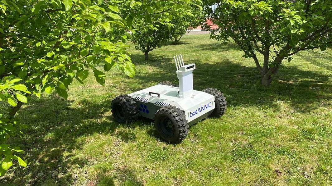 Учёные создали робота, который автономно перемещается по саду и ищет больные и повреждённые плоды