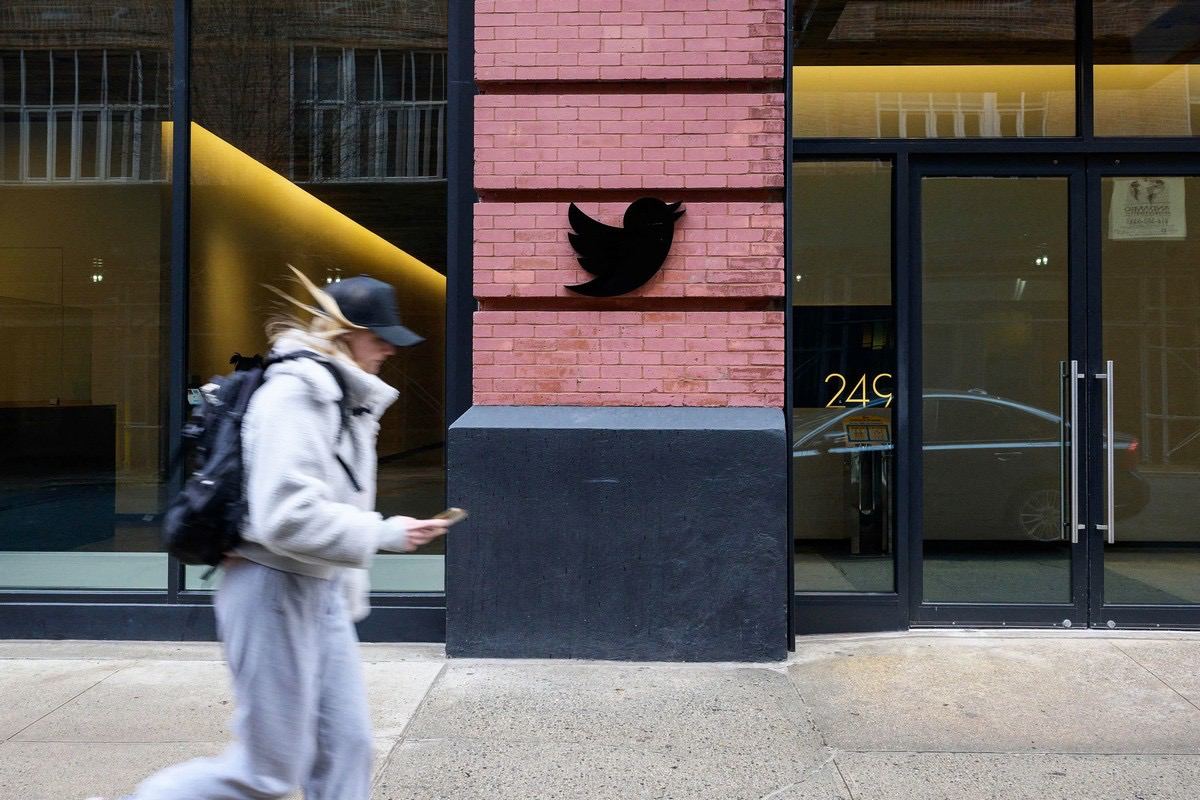 Бывшие уборщики офиса Twitter подали иск с требованием выплатить им $100 тыс.