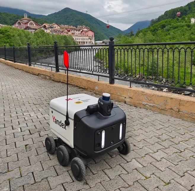 На курорте Красная Поляна теперь можно выбрать доставку в «Яндекс Еде» с помощью роботов-курьеров