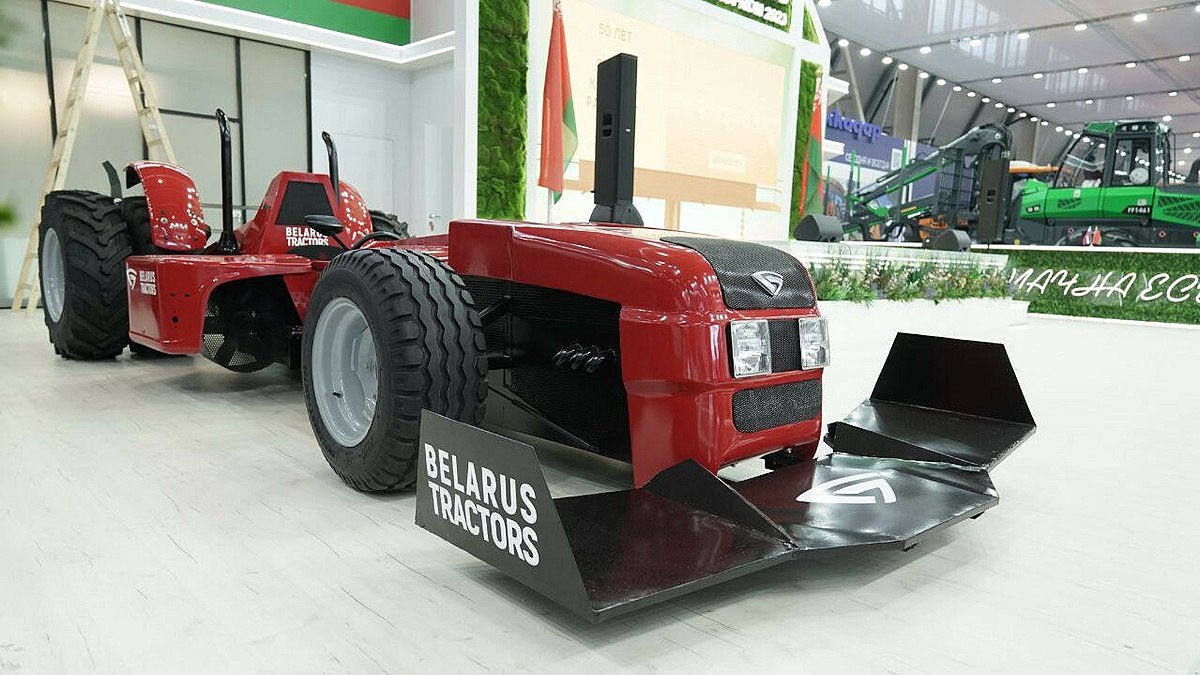 Минский тракторный завод привёз на выставку гоночный трактор