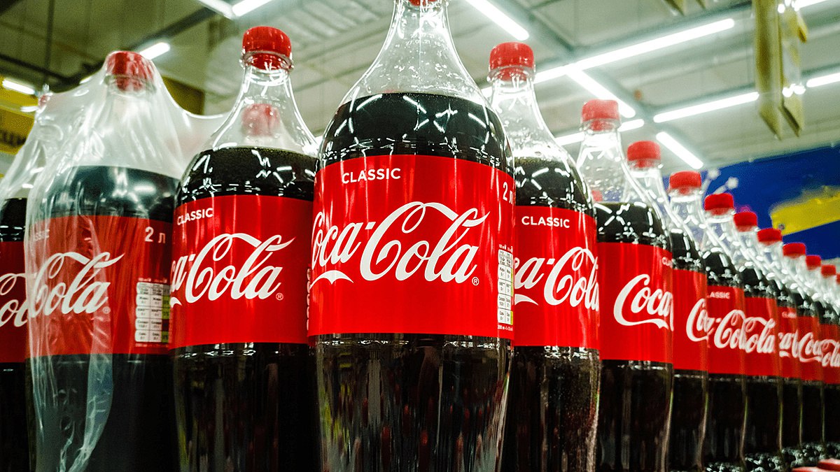 8 марта 2022 года Coca-Cola объявила о приостановке деятельности в России, но её напитки не исчезли